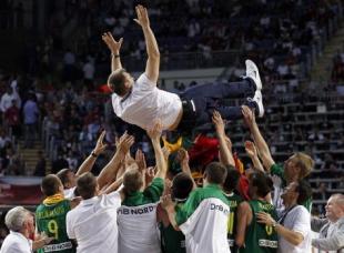 Kleiza ba�a en bronce a Lituania