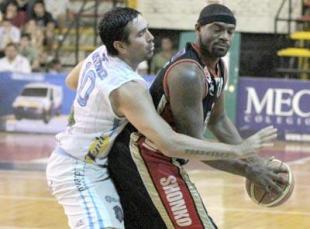 Pe�arol gan� un duelo de pistoleros