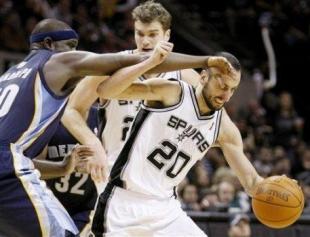 Manu gui� a los Spurs a su primera victoria