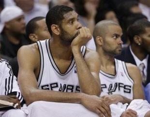 Manu brill� otra vez, pero los Spurs quedaron al borde del abismo