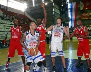 No le alcanz� ni para subir al podio