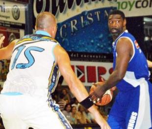 Regatas volvi� a festejar y sube