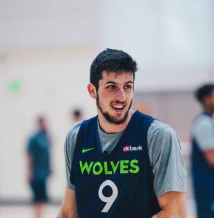 Leandro Bolmaro se afianz� en el triunfo de Minnesota Timberwolves