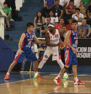 San Mart�n lo dej� sin r�cord a Quimsa