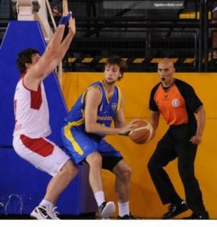 Le alcanz� con un cuarto