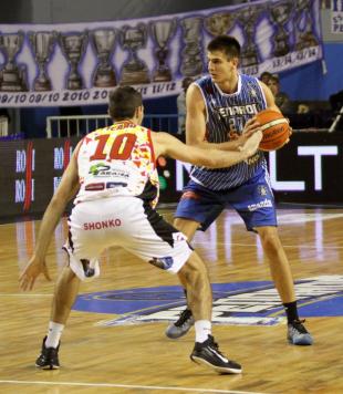 Pe�arol embal� a todo gol la recta final