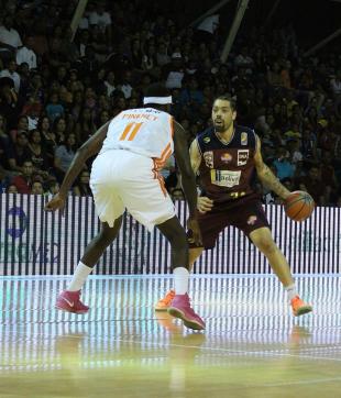 Anthony Young llega a Pe�arol y �Torres?