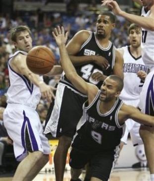 Con �ayudita�, San Antonio empat� en el Oeste