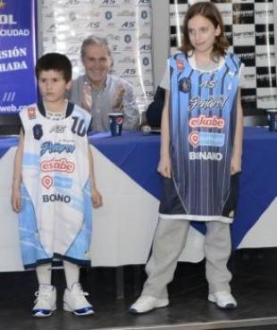 Pe�arol present� equipo y nueva indumentaria