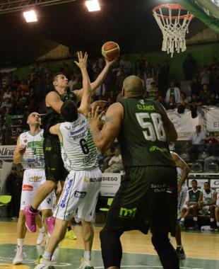 Le clausur� el aro en el final