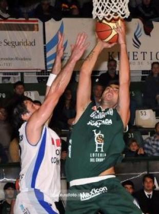 Avanz� con oficio y autoridad