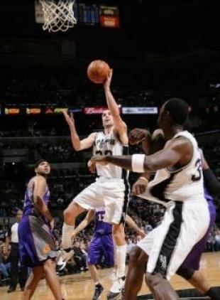 San Antonio se aprovech� de un Phoenix debilitado