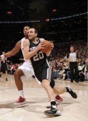 Con Manu en cancha, San Antonio consigui� su noveno triunfo consecutivo