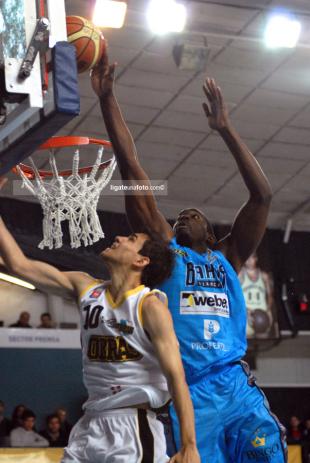 Bah�a volvi� al triunfo ante Obras