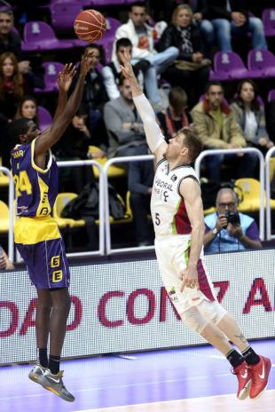 Lo de Nocioni s�lo es un esguince de rodilla