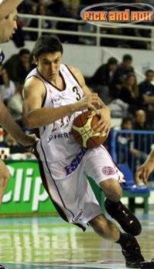 Lan�s gan� y se mantiene fuerte de local