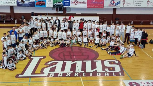 Lanus vivi� su fiesta del minib�squet