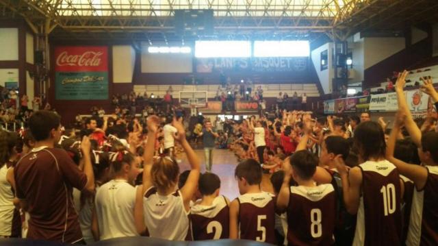 Lanus vivi� su fiesta del minib�squet