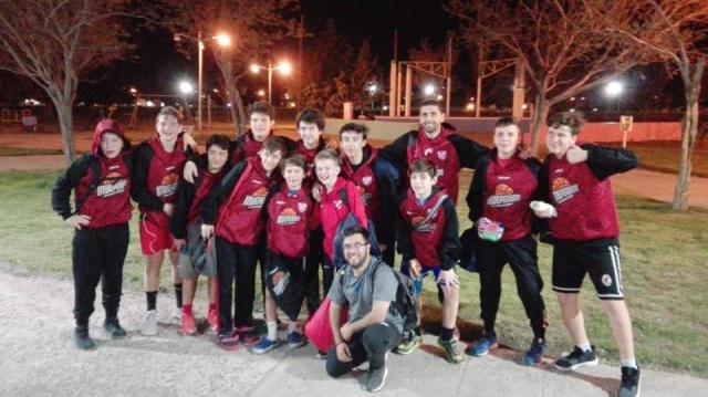 Independiente con sus menores como bandera