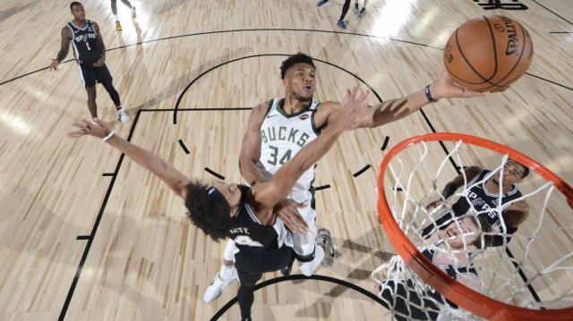NBA: Milwaukee arras� ante Spurs con Giannis como l�der