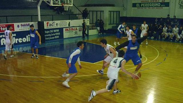 Contin�an los amistosos