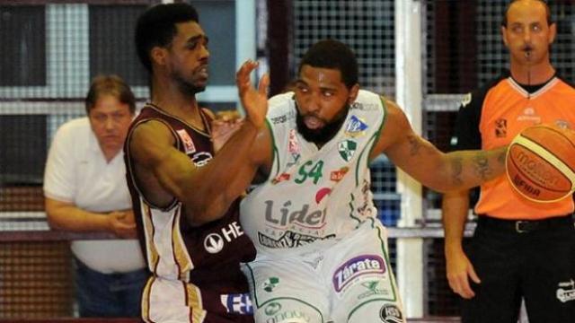 Atenas meti� la cuarta al hilo