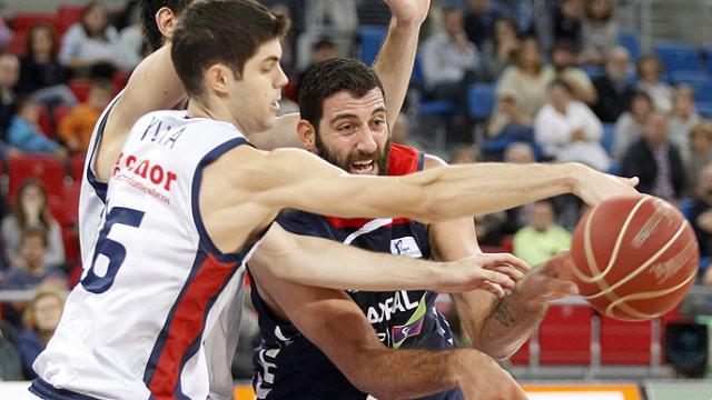 Rep�ker de punta, as griego y ganan las blancas