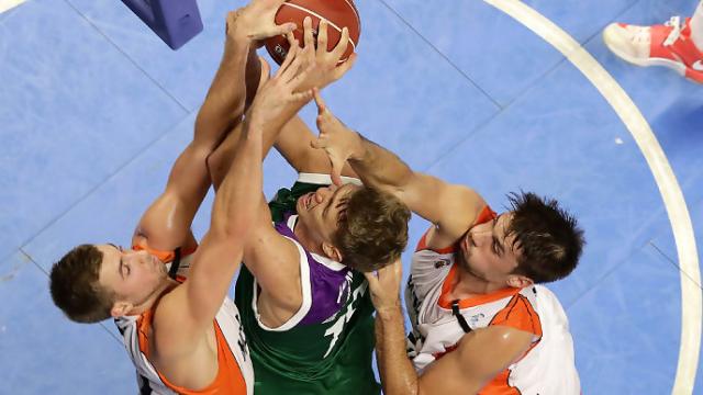 Rep�ker de punta, as griego y ganan las blancas