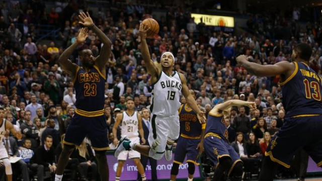 Milwaukee fren� a Cleveland tras dos suplementarios