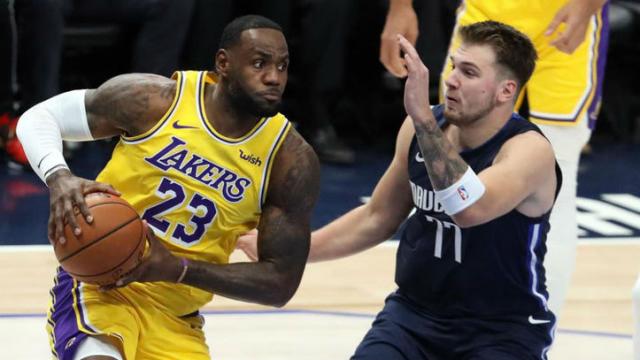 Lakers se llev� la batalla ante Mavs
