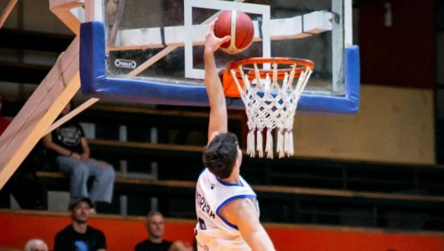 Independiente y Villa San Mart�n golpearon afuera