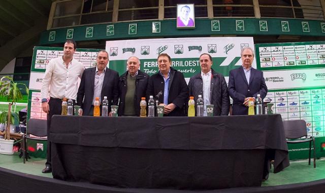 Ferro oficializ� la compra de la plaza
