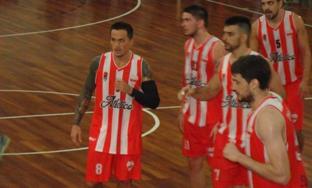 Regatas super� la prueba, el resto igual� la serie