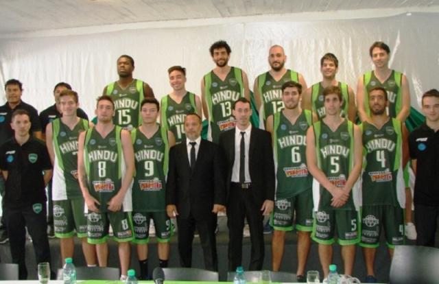 Hind� se present� en sociedad