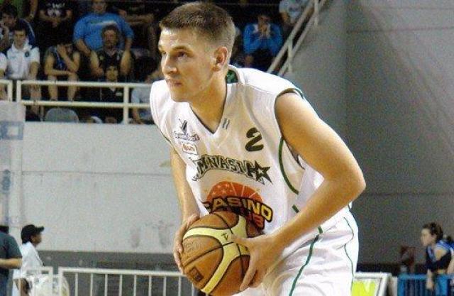 Lan�s contrat� a Zach Ingles y complet� su plantel