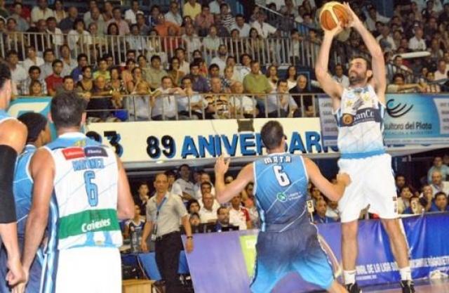 Regatas le gan� a Pe�arol y qued� a un paso del t�tulo