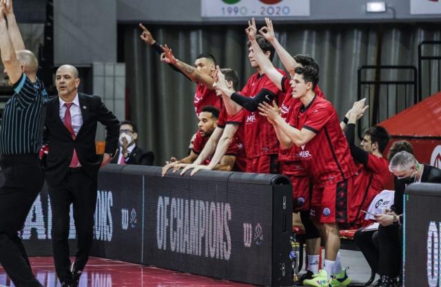 Se levant� con fuerza