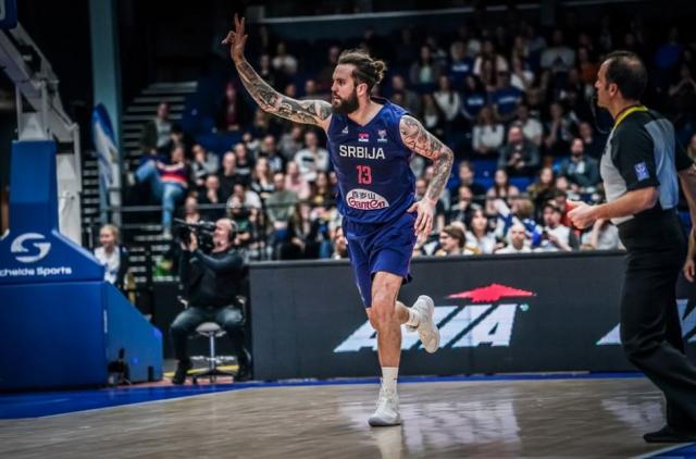 Espa�a y Serbia comenzaron con el pie derecho