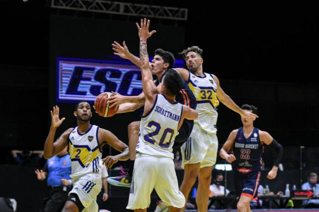 Se aprovech� del rival