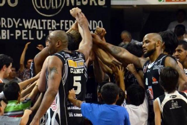 El cl�sico adentro, el Super 8 cerca