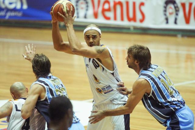 Sao Jos� se impuso a todo gol