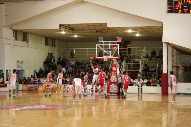 Ahora el que peg� afuera fue Instituto