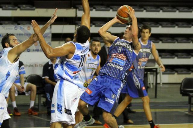 Pe�arol sigue sumando