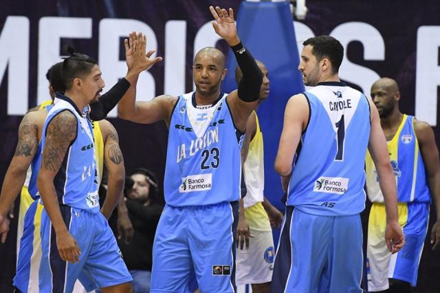 Lo corri� del camino