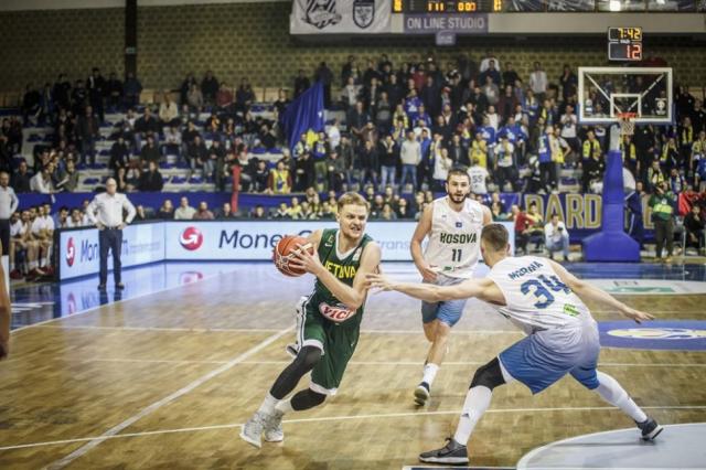 Espa�a y Lituania a pie firme