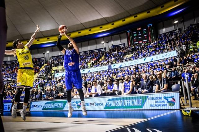 Espa�a y Lituania a pie firme