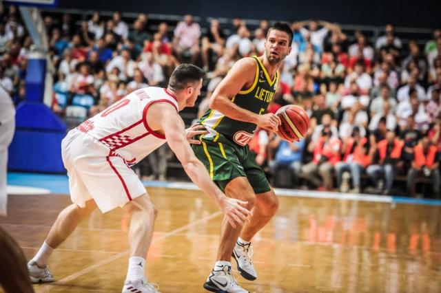 Lituania sobrevivi�, Italia a puro gol