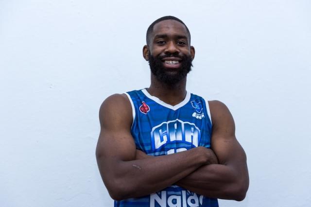 Argentino cort� a Obinna Oleka