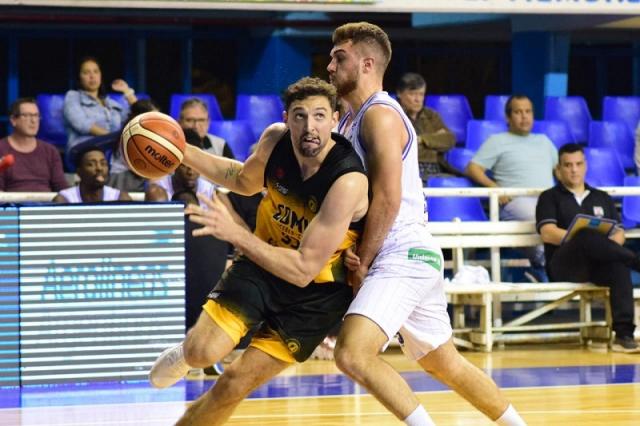 Comu debut� con un triunfo ante Pato Basquete