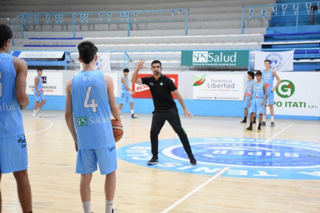 Ober� se viste de Super 4